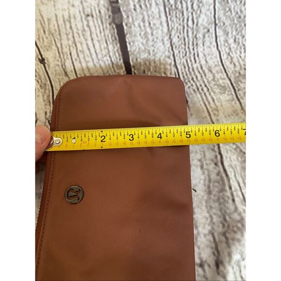 Lululemon curved wristlet in ancient copper - Picture 11 of 11